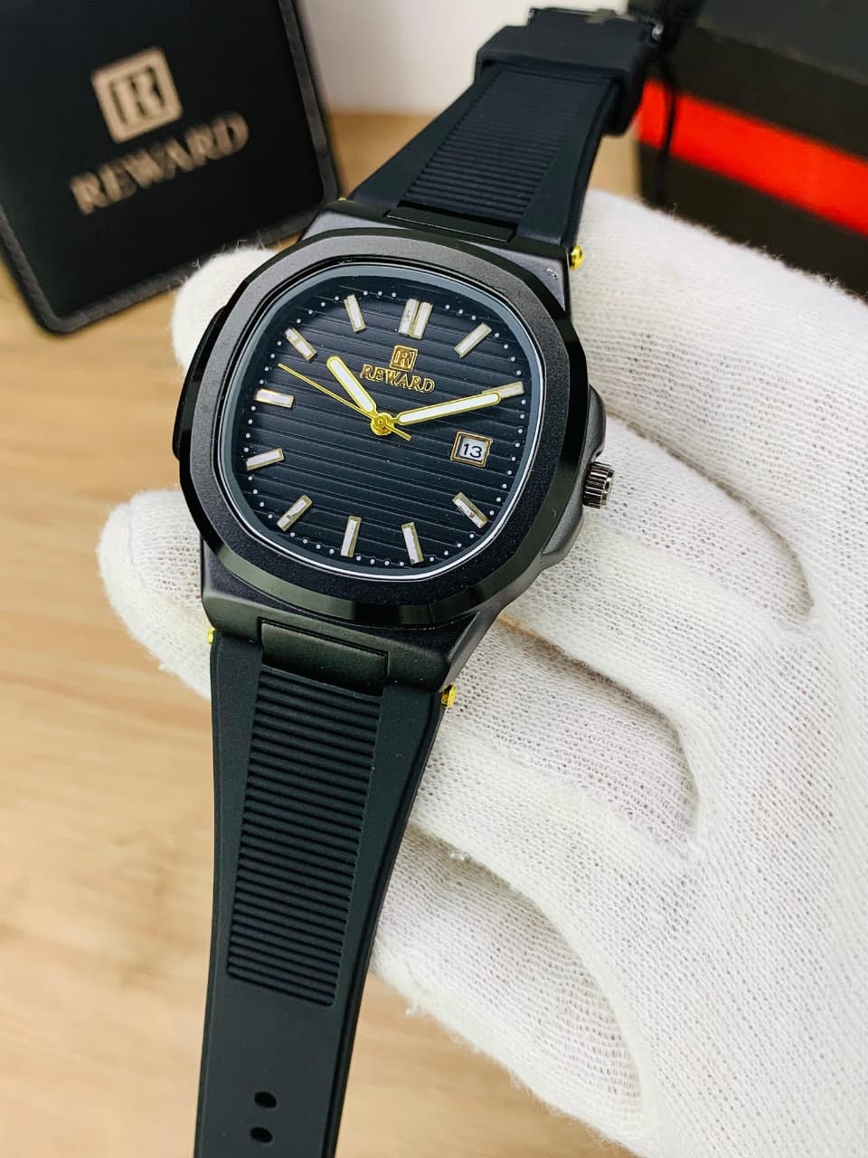 Luxury Men's Sport Watch – Gold Bezel & Textured Black Dial with Premium Silicone Strap